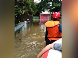 Banjir di Pondok Kelapa, Warga Dievakuasi Pakai Perahu Karet