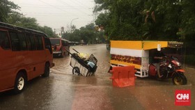 Petualangan Menembus Banjir dari Bekasi ke Jakarta