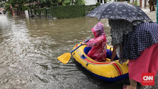 Sejumlah warga Perumahan Curug Indah RT01/RW08 Cipinang Melayu, Jakarta Timur, terpaksa mengungsi setelah air setinggi 50 Cm-100 Cm menggenangi permukiman.