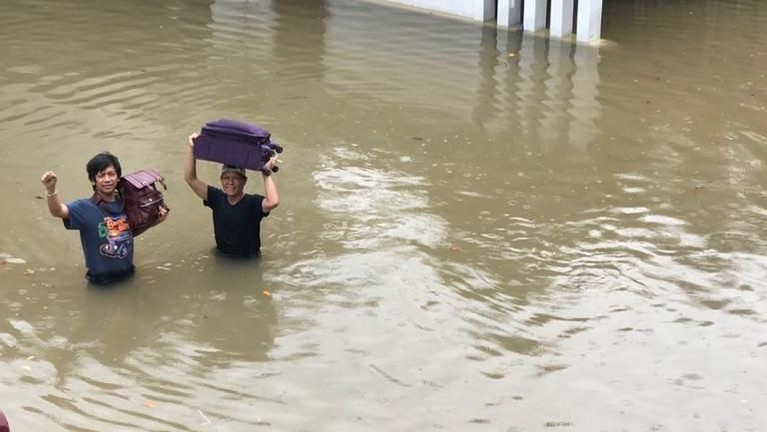 Sambut Tahun Baru 2020, Rumah 6 Artis Ini Kebanjiran Apa jadinya jika sambut Tahun Baru 2020, rumah 6 artis ini kebanjiran karena hujan yang tak kunjung berhenti versi Insertlive.