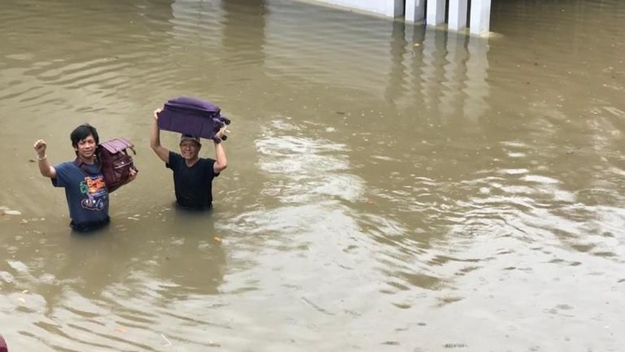 Rian D'Masiv mengaku rugi ratusan juta karena banjir Jakarta 2020.