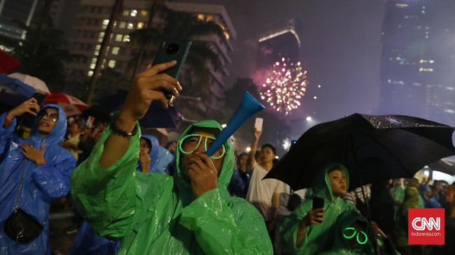 PKS Minta Pemerintah Larang Perayaan Tahun Baru 2021 Fraksi PKS di DPR perayaan pergantian akhir tahun harus ditindak tegas, terutama jika ada kerumunan yang melanggar protokol kesehatan.