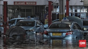 Pool Taksi Blue Bird Jakarta Banjir, Belasan Mobil Terendam