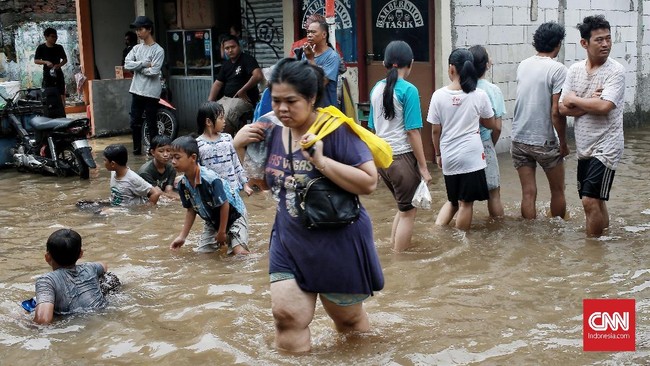 Sebanyak 16 orang meninggal dunia saat banjir dan longsor di Jabodetabek pada Rabu (1/1). Korban terbanyak berada di Jakarta.