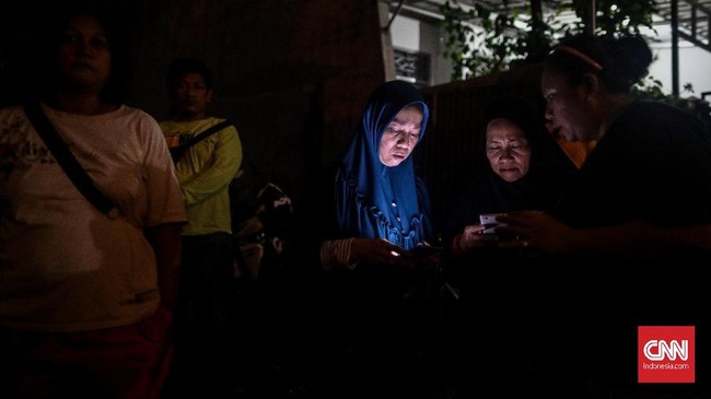 Tidur para korban banjir di Tangerang tak tenang, gelisah, apalagi ketika hujan mengguyur tanpa henti pada Senin (24/2) malam hingga Selasa (25/2) pagi.