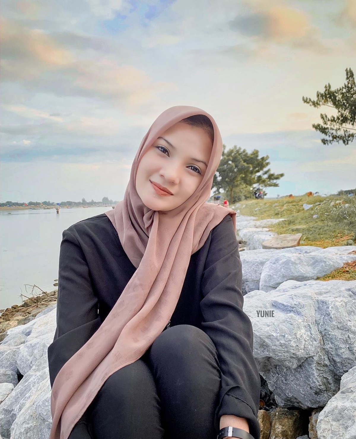 Anak angkat Cristiano Ronaldo&comma; Martunis telah bertunangan dengan seorang wanita bernama Sri Wahyuni&period; Berikut ini fakta calon menantu Ronaldo tersebut&period;