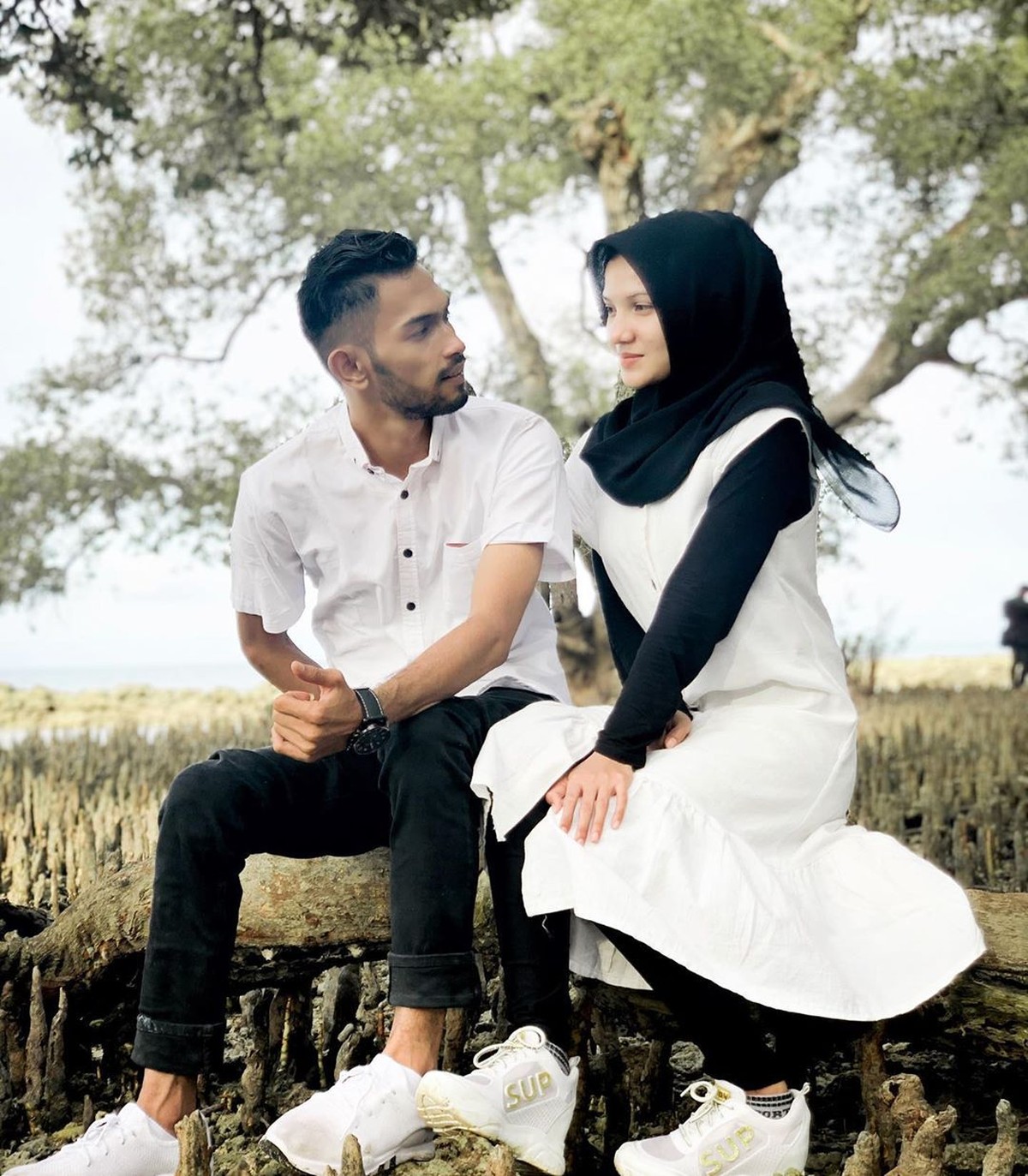 Anak angkat Cristiano Ronaldo&comma; Martunis telah bertunangan dengan seorang wanita bernama Sri Wahyuni&period; Berikut ini fakta calon menantu Ronaldo tersebut&period;