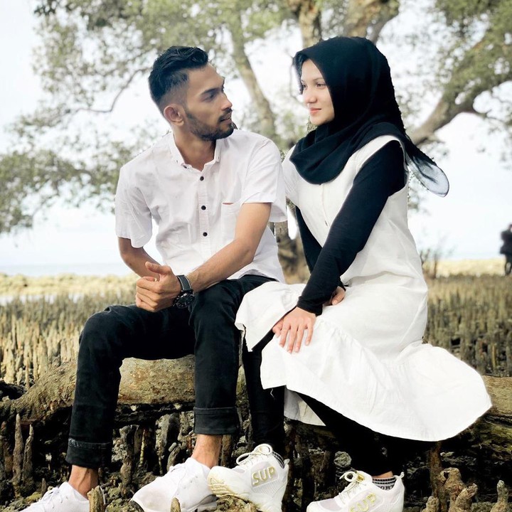 <p>Kini, tak hanya Martunis yang jadi perbincangan karena statusnya sebagai anak angkat pesepak bola dunia asal Portugal, Cristiano Ronaldo. Paras cantik calon istrinya juga menyita perhatian. (Foto: Instagram @yunie_s99)</p>