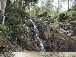 Air Terjun Mungil di Pulau Kecil Karimunbesar