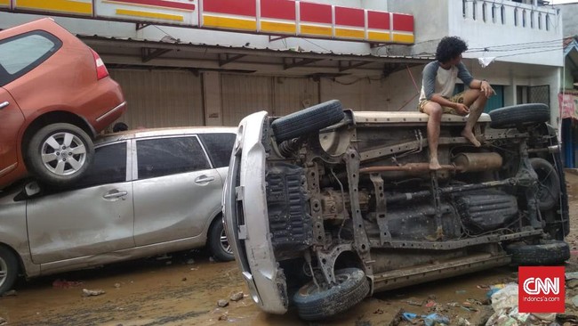 Warga Pondok Gede Permai, Kota Bekasi, menduga banjir di daerahnya akibat luapan Sungai Cileungsi dan Cikeas. Akibat limpahan air itu daerahnya porak poranda.
