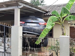 Cerita Detik-detik Mobil Nangkring di Garasi Rumah Gegara Banjir