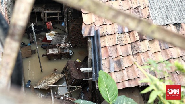 Sebanyak 30 RT di Jakarta terendam banjir akibat hujan yang mengguyur ibu kota sore menjelang malam tadi.