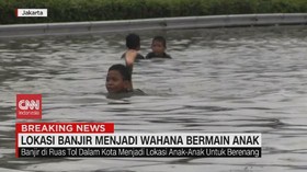 VIDEO: Lokasi Banjir Menjadi Wahana Bermain Anak