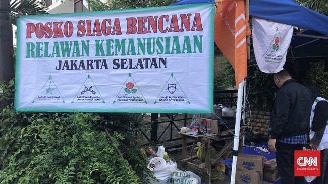 Posko banjir FPI dan Gereja Santapan Rohani berdampingan di Petogogan, Jakarta Selatan. Mereka menyediakan makanan dan kebutuhan lainnya.