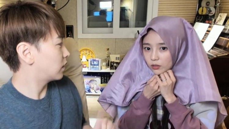 Melalui siaran langsung di YouTube, Sungmin Suju pakaikan hijab ke istri. Netizen memujinya dan sampai ada yang berujar alhamdulillah.