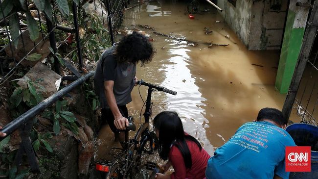 Diare yang tak diatasi bisa berujung dehidrasi serius yang membahayakan tubuh. Beberapa pertolongan pertama dapat dilakukan untuk menangani diare saat banjir.