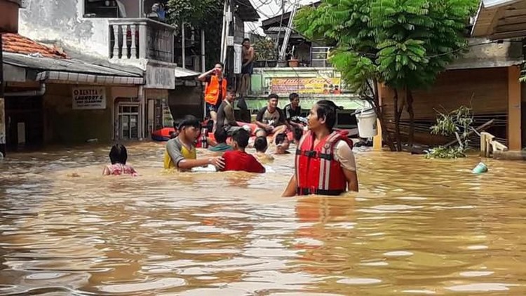 Hujan yang sudah turun dari malam tahun baru rupanya 'sukses' membuatku kebanjiran sampai bertemu ular. Hii.