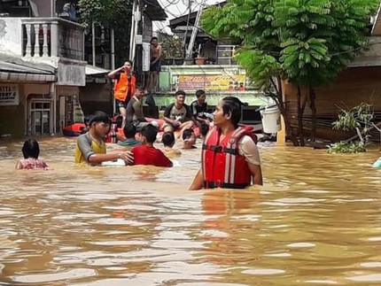 Kukira Banjir Hoax, Ternyata Air Sudah Sedada dan Ada Ular di Rumahku