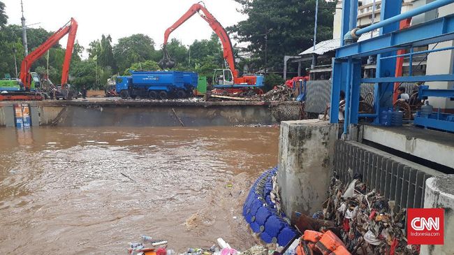 64 Truk  Angkut  Sampah di Pintu Air  Manggarai