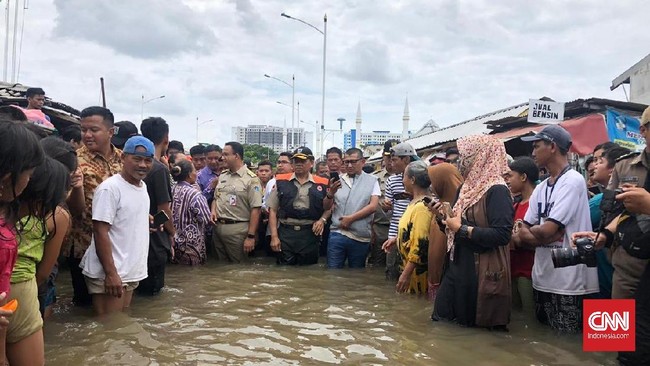Anies disambut keluhan warga korban banjir yang kelaparan, ketika meninjau penanganan banjir di Jalan Rusunawa Pesakih, Kalideres, Jakarta Barat.