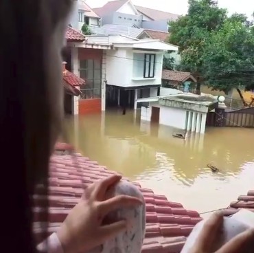 Rumah Kebanjiran, Rian D'Masiv Ungsikan Anak ke Rumah Tetangga