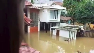 img-title Rumah Kebanjiran, Rian D'Masiv Ungsikan Anak ke Rumah Tetangga