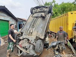 Cerita Rian Pasrah Mobilnya Jumpalitan karena Banjir