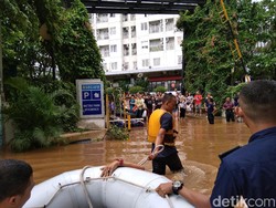 Damkar Evakuasi Anak-Lansia Korban Banjir di Kebon Jeruk Jakbar