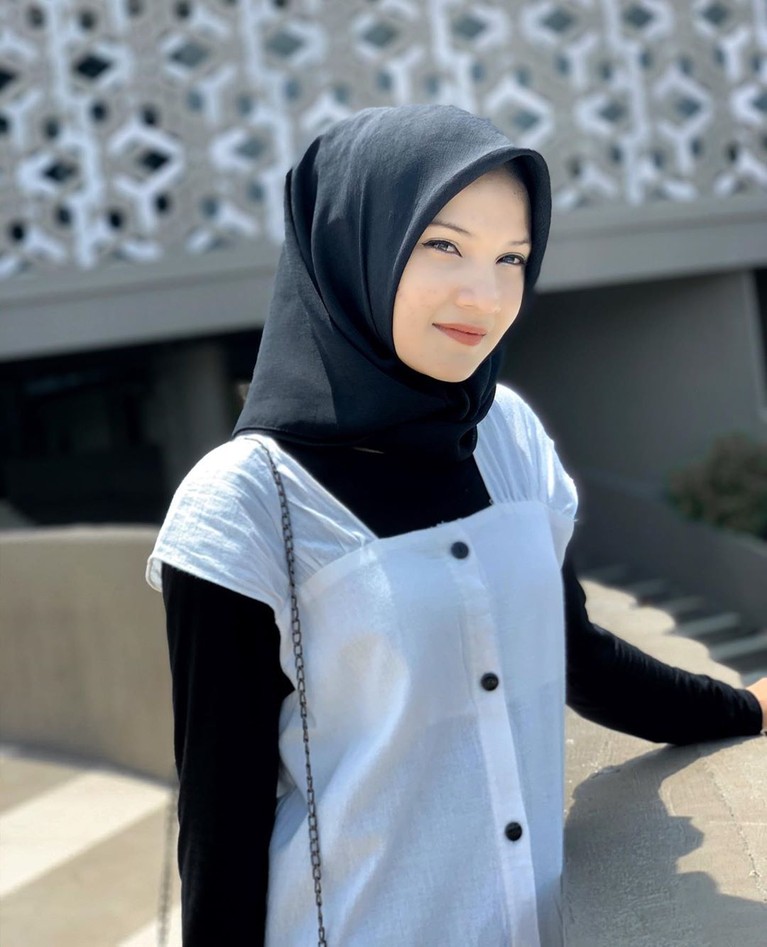 Anak angkat Cristiano Ronaldo, Martunis telah bertunangan dengan seorang wanita bernama Sri Wahyuni. Berikut ini fakta calon menantu Ronaldo tersebut.