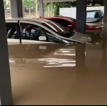 5 Penampakan Mobil-mobil Parto yang Terendam Banjir di Garasi