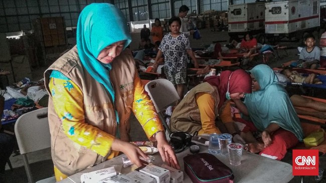 Warga korban banjir di Jati Asih, Bekasi, terutama yang memiliki bayi, mengeluhkan ketersediaan air bersih pascabanjir akibat listrik yang masih padam.