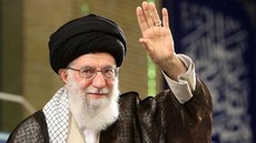 Khamenei Minta Warga Iran Tak Khawatir Usai Heli Presiden Raisi Jatuh