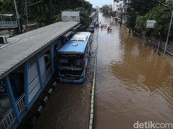 Rute TransJakarta Masih Terganggu karena Banjir, Ini Daftarnya