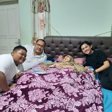 Mak Nyak 'Si Doel' Terjebak Banjir dalam Kondisi Lumpuh