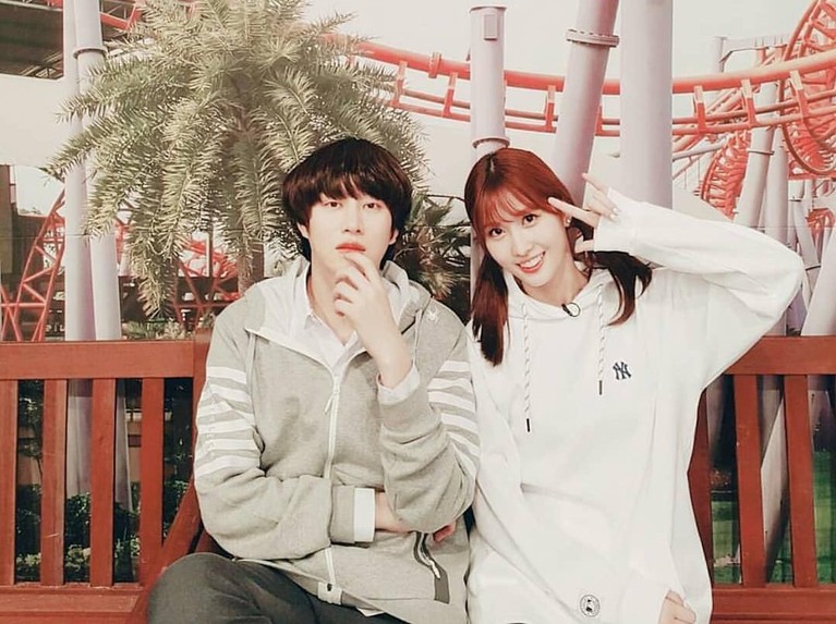 Dalam Instagramnya, Heechul SuJu juga banyak membagikan momen kebersamaannya dengan Momo lho.