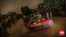 FOTO: Malam Sunyi Pengungsi Menanti Banjir Pergi