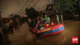 FOTO: Malam Sunyi Pengungsi Menanti Banjir Pergi