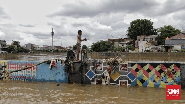BMKG mengungkapkan jika kenaikan suhu tidak dibendung, maka ekosistem lingkungan akan rusak dan salah satu dampaknya adalah banjir.