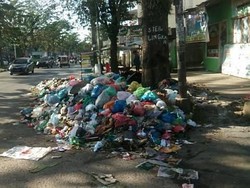 Jorok! Sampah Bertumpuk di Pinggir Jalan Sisingamangaraja Medan