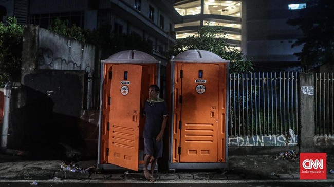 FOTO: Malam Sunyi Pengungsi Menanti Banjir Pergi