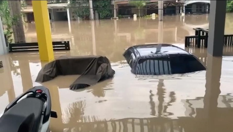 5 Penampakan Mobil-mobil Parto yang Terendam Banjir di Garasi Awal Tahun Baru 2020, Jabodetabek dilanda banjir. Seperti dilansir dari Haibunda, kediaman Parto juga terendam banjir. Mobil miliknya ikut terendam banjir.