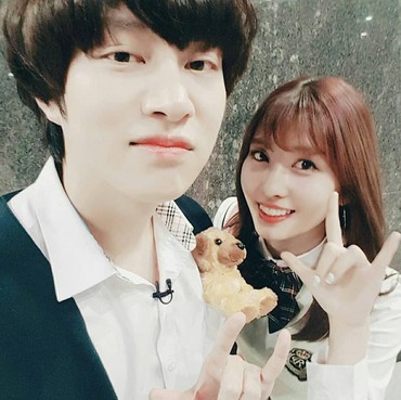 Pssst... Lipstik Milik Momo TWICE Tertinggal di Rumah Heechul SuJu?