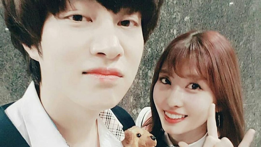 Sebuah lipstick merek Chanel tertinggal di rumah Heechul Super Junior, milik Momo TWICE?
