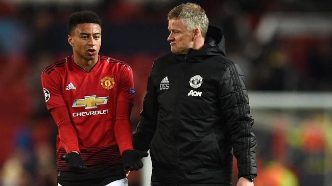 Pelatih Manchester United Ole Gunnar Solskjaer menunjukkan kemarahannya kepada Jesse Lingard dalam Derbi Manchester melawan Man City.