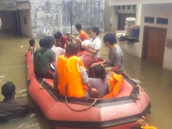 Satpol PP Evakuasi Korban Banjir yang Mau Cuci Darah dan Stroke di Kalideres