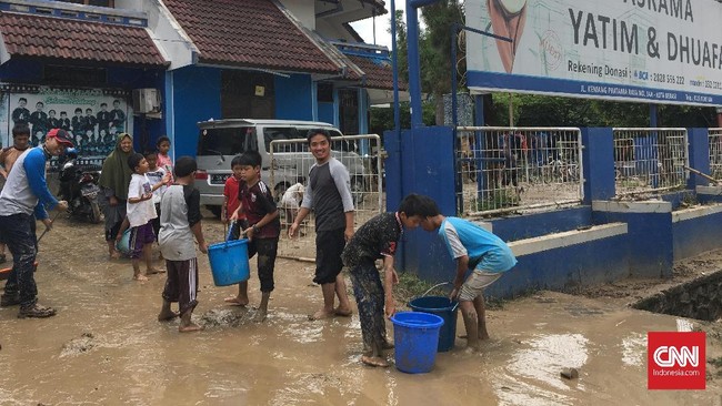 Warga Kemang Pratama, Bekasi yang terdampak banjir membutuhkan distribusi air bersih agar kerja bakti bersih-bersih lumpur bisa lebih cepat dan efektif.