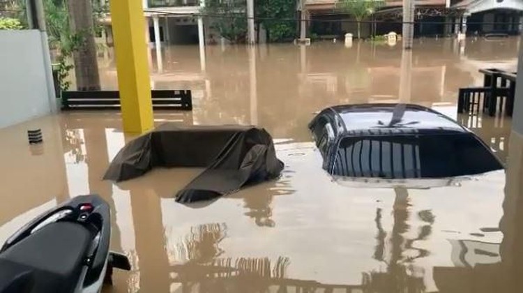 Banjir melanda wilayah Jabodetabek. Tak terkecuali rumah public figure, Parto Patrio. Lebih dari lima mobil yang terparkir di halaman rumahnya terendam banjir.