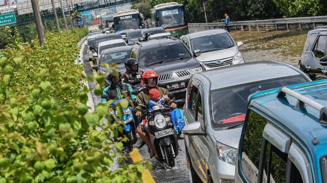FOTO: Evakuasi Korban Banjir Jakarta