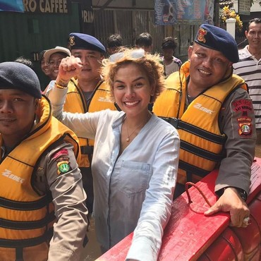 Nikita Mirzani Terjun Langsung Bantu Korban Banjir Jakarta