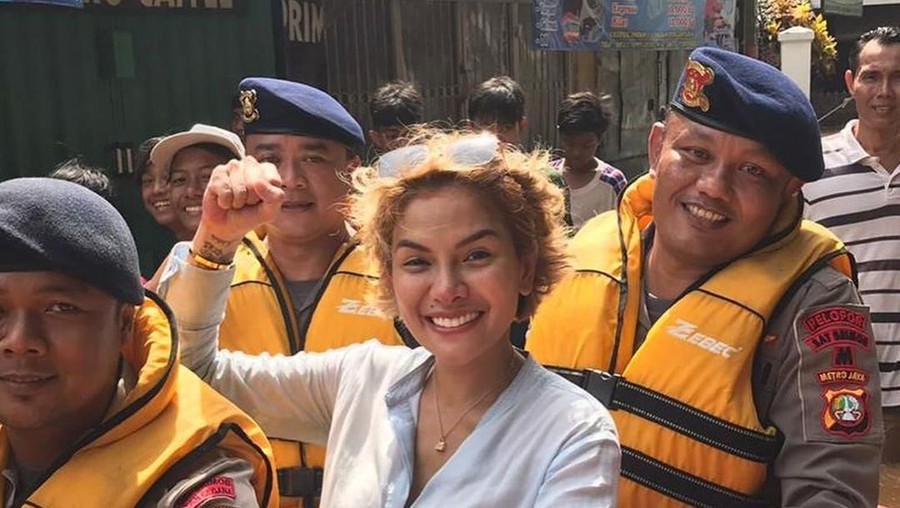 Nikita Mirzani terjun langsung mendatangi lokasi banjir di kawasan Ciledug, Jakarta Selatan.